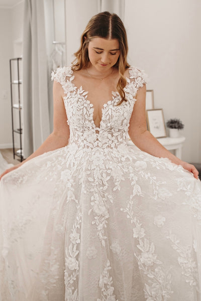 Elegant A Line V Neck Lace Bridal Dresses with Appliques