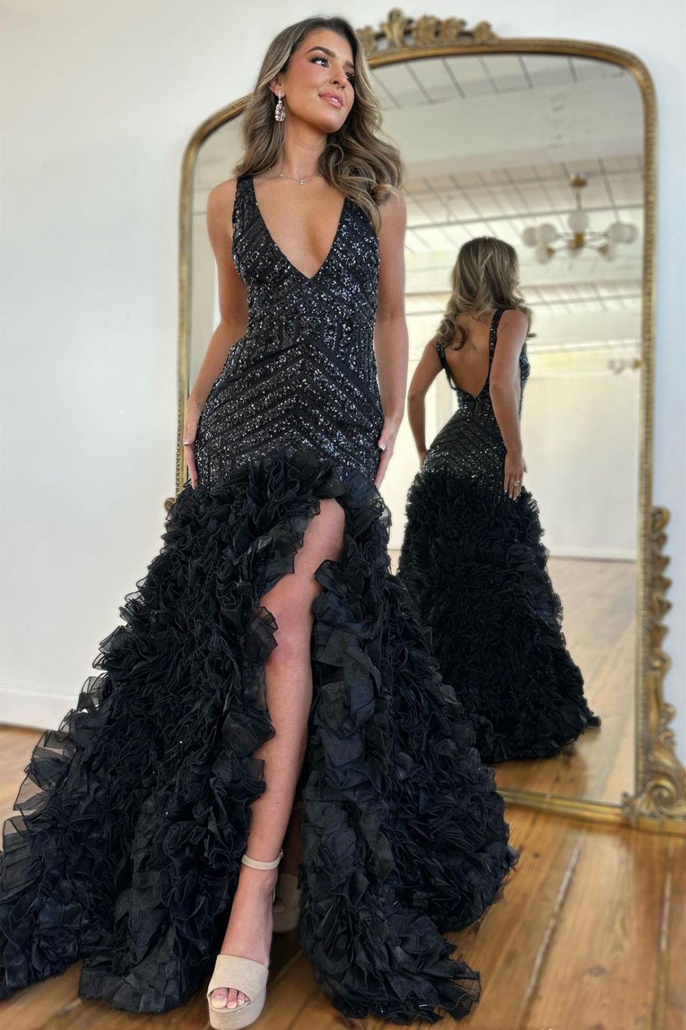 Gorgeous Mermaid V-Neck Black Ruffled Tulle Prom Dresses